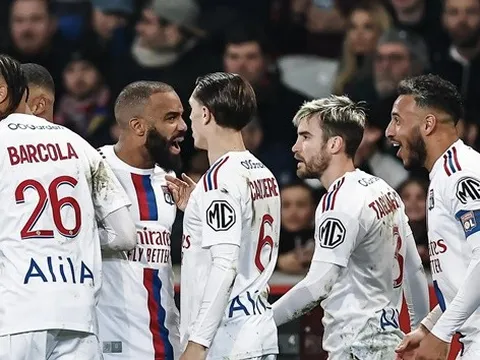 Cựu sao Arsenal hóa siêu dự bị, thiết lập cột mốc lịch sử