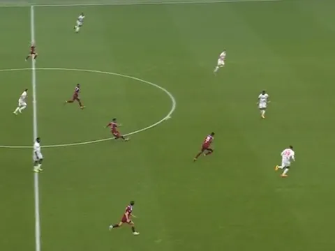 Cựu sao Arsenal lập siêu phẩm gây choáng