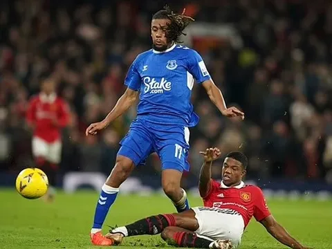 Cựu sao Arsenal rơi nước mắt trong đau đớn