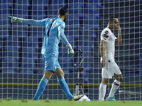 Cựu sao Arsenal "sấy tóc" đồng đội vì hành động quẫn trí