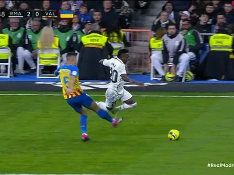 Cựu sao Arsenal tranh chấp điên rồ, Vinicius nổi điên tính sổ