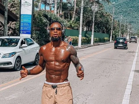 Cựu sao Brazil khoe từng múi cơ rõ mồn một, tuyên bố hơn hẳn Ronaldo