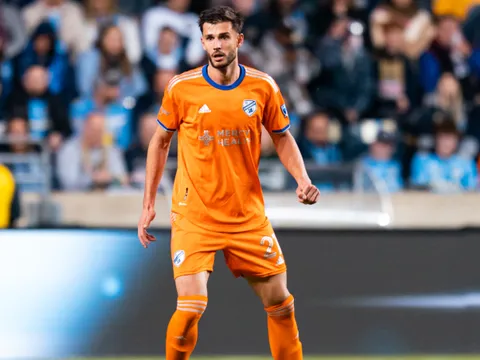 Cựu sao Chelsea bị phạt nặng vì lao vào phòng thay đồ trọng tài