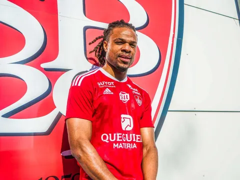 Cựu sao Chelsea lập kỷ lục về số CLB khoác áo