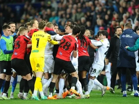 Cựu sao Liverpool khơi mào ẩu đả, 30 người lao vào nhau điên cuồng