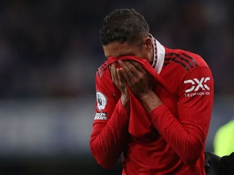 Cựu sao Man Utd đặt dấu hỏi cho phản ứng thái quá của Varane