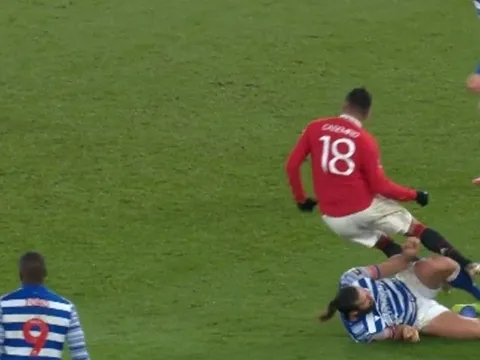 Cựu sao tuyển Anh bị chỉ trích vì phạm lỗi với Casemiro