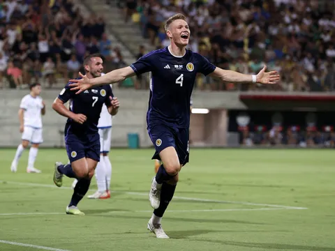 Micah Richards giục West Ham mua tiền vệ ghi nhiều bàn thắng của M.U