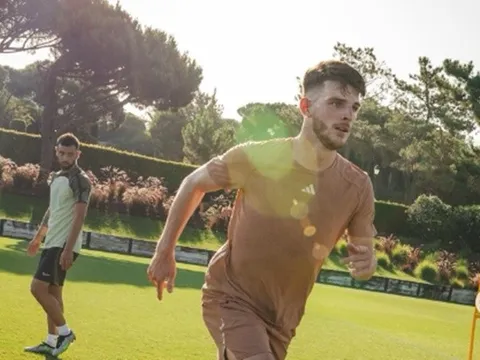 Bom tấn Arsenal xuất hiện trong buổi tập với Bruno Fernandes