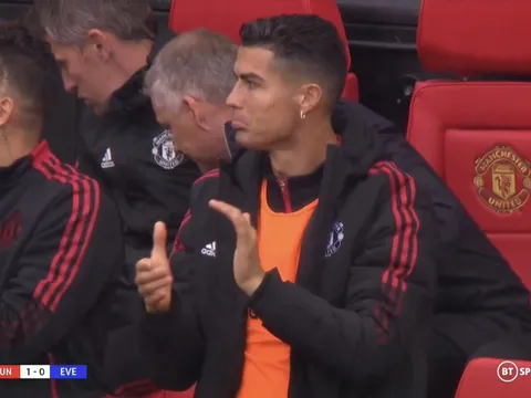 Martial ghi bàn, Ronaldo phản ứng mạnh mẽ trên khán đài