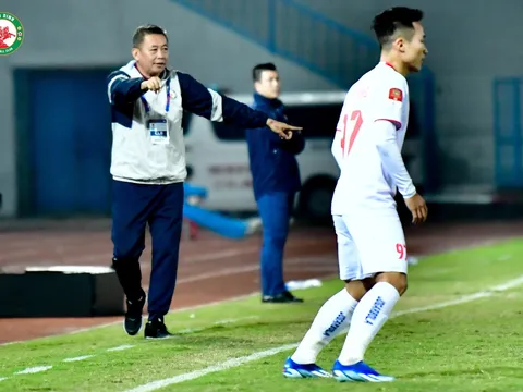 Dẫn dắt CLB V-League, HLV thừa nhận mất ăn mất ngủ