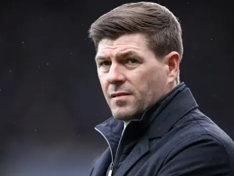 Dẫn dắt yếu kém, huyền thoại Liverpool vẫn được tăng lương