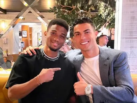 Dẫn đồng đội đi ăn, Ronaldo nhận vé phạt