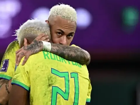 Đàn em bị lăng mạ, Neymar phản ứng đanh thép