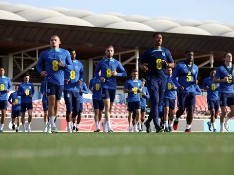 Dàn sao Arsenal tươi như hoa; Stones lộ biểu cảm khó đỡ