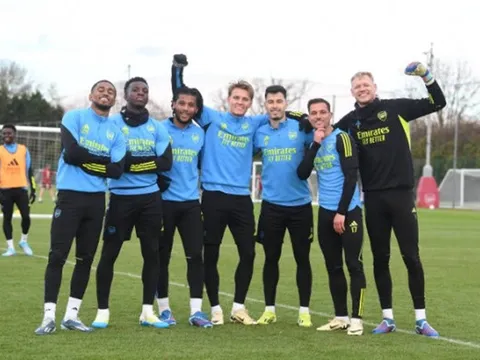 Dàn sao Arsenal tươi tắn; Biểu cảm của Zinchenko khi vắng Salah