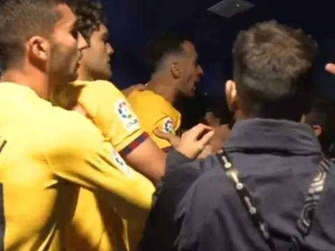 Dàn sao Barca đụng độ CĐV điên loạn trong đường hầm