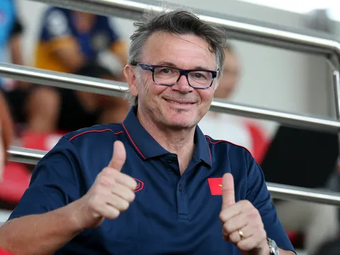 Dàn trợ lý 'khủng' người Việt của HLV Philippe Troussier