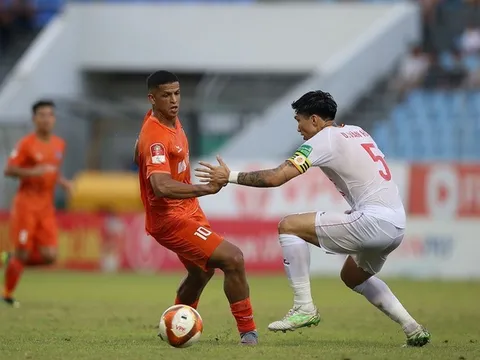 Văn Hậu được bênh vực sau pha thúc cùi chỏ; HLV cá tính chỉ thẳng nhà vô địch V-League