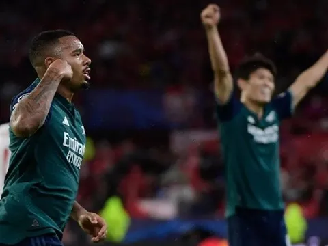 2 khoảnh khắc vi diệu mở nút thắt cho Arsenal