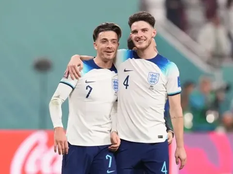 Đánh bại Senegal, Grealish và Rice gây sốt với sự ngẫu hứng bên hồ bơi
