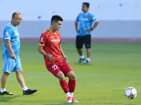 Danh sách tuyển Việt Nam dự AFF Cup 2022: Ông Park khó quyết