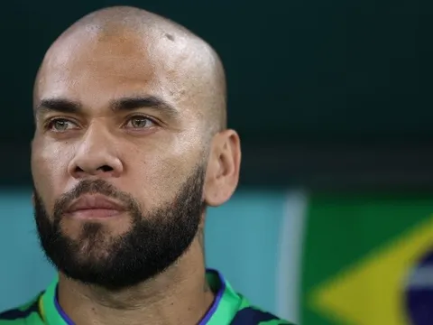 Dani Alves bất ngờ được vợ cũ tới thăm trong tù