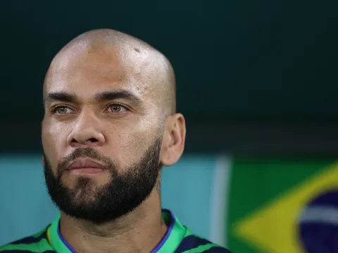 Dani Alves bị tạm giữ vì cáo buộc quấy rối tình dục
