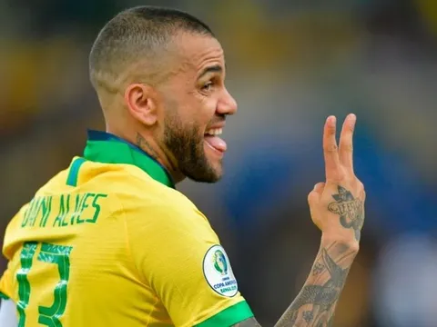 Dani Alves: 'Vấn đề với Brazil là ai cũng kỳ vọng chúng tôi vô địch'