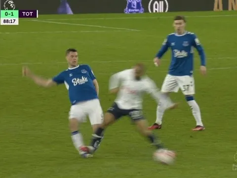 Đạp chân rồi nhận thẻ đỏ, Moura phá vỡ im lặng