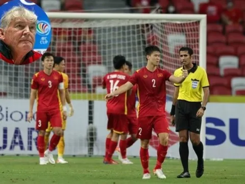 "Nếu tôi làm HLV Việt Nam, tôi sẽ cấm các cầu thủ dùng MXH trong giờ nghỉ"