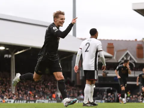 Darren Bent khen Odegaard xuất sắc hơn Fernandes