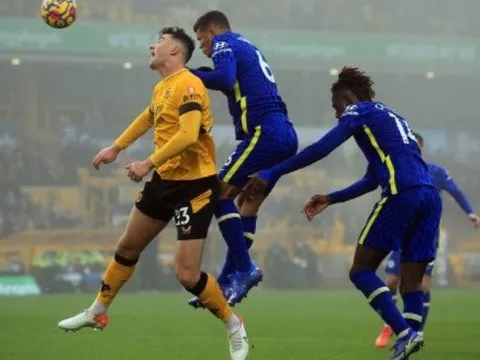 "Cậu ta đang ngăn chặn những đợt phản công của Wolves"