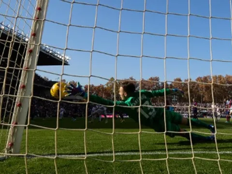 Thủ môn Barca gửi thông điệp cho Xavi
