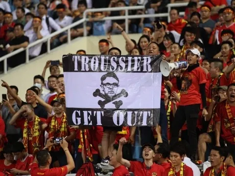 "Ông ta đang phá nát bóng đá Việt Nam''