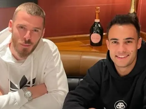 Trở lại Anh, De Gea gặp ngay tân binh M.U