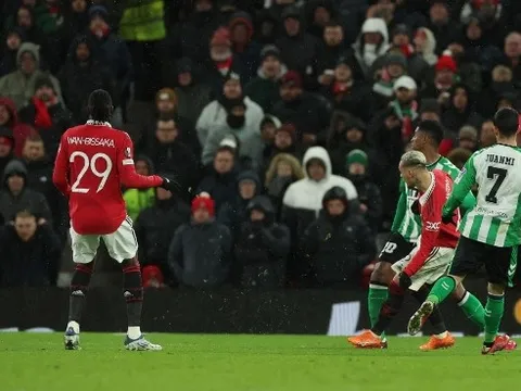 Đè bẹp Betis, Man United đặt một chân vào tứ kết Europa League