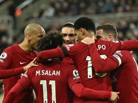 Đè bẹp Newcastle, Liverpool tiến sát Top 4