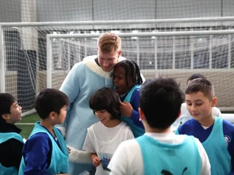 De Bruyne hóa thân ông già Noel