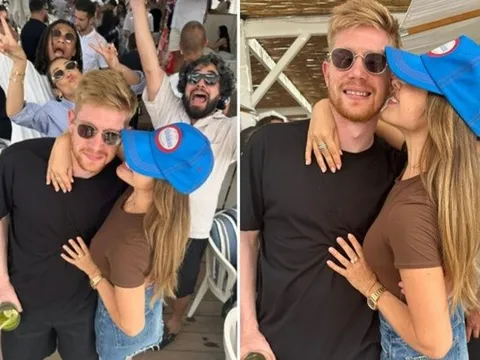 De Bruyne tận hưởng kỳ nghỉ, nhận nụ hôn nồng nhiệt từ vợ