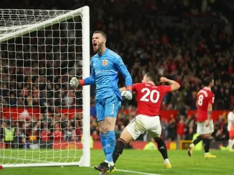 "De Gea thật đáng bực bội. Martinez là một tảng đá"