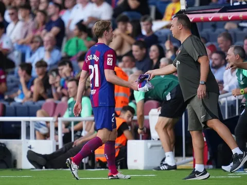Frenkie de Jong khập khiễng rời sân, Xavi lo lắng