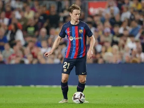 De Jong phản ứng khi được trả lại vị trí sở trường