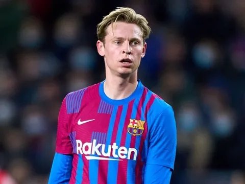 De Jong choáng ngợp khi nhìn Varane ăn mừng với CĐV