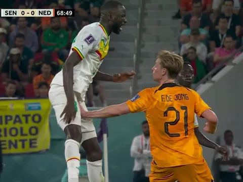 Đòn hiểm của Frenkie de Jong