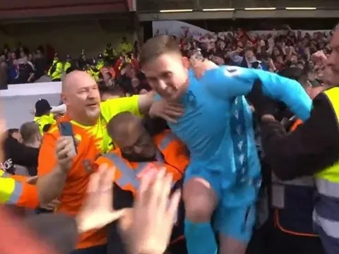 Dean Henderson phát cuồng sau chiến thắng trước Liverpool