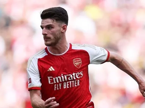 Vì sao các đội bóng lớn ở Ngoại hạng Anh “phá két” để mua tiền vệ?