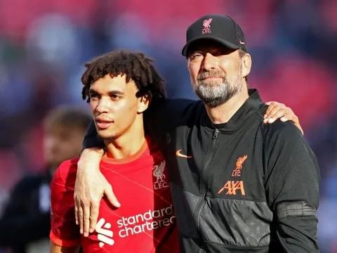 Đến lúc Liverpool làm mới Alexander-Arnold?
