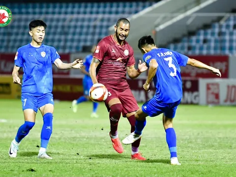 Đi thuê sân đá bóng, CLB V-League bị phê bình