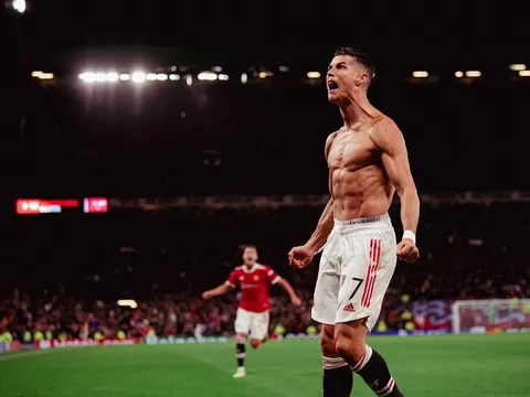 Đi vào lịch sử, Ronaldo cởi phăng áo ăn mừng giải cứu Quỷ đỏ